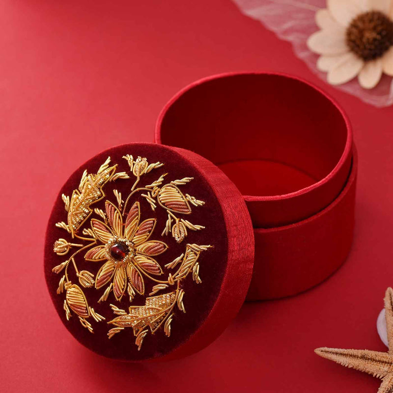 Elegant looking bangle box